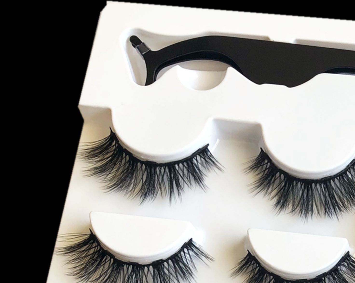 A Pair Of False Eyelashes With Magnets In Fashion - Zentelle Beauty